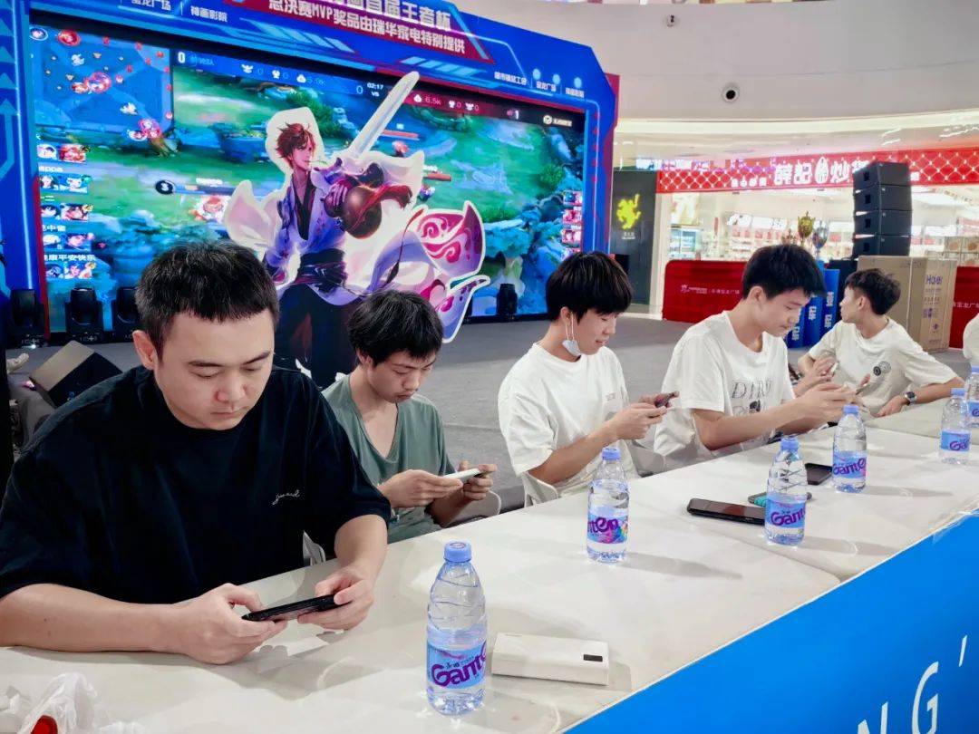 忍者战争回来了？ Invictus Gaming 赢得了所有比赛并晋级四分之一决赛。他们将在24日的四分之一决赛中对阵 Top Esports 。