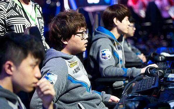 圣枪哥回归！LPL明日首发名单：Yagao中路对决Rookie